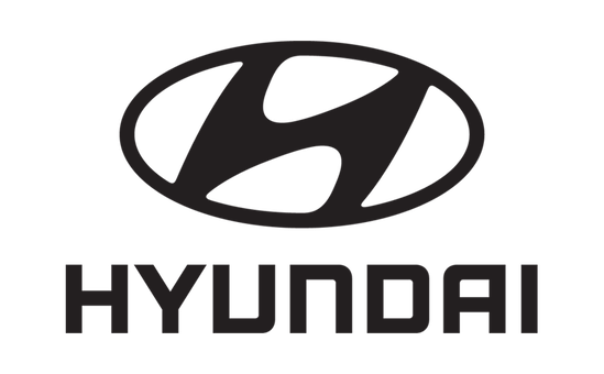 Logo marki Hyundai przedstawiające pochyloną literę "H" wpisaną w owal, co symbolizuje uścisk dłoni. Pod sygnetem znajduje się napis "HYUNDAI" wykonany grubą, czarną czcionką bezszeryfową.