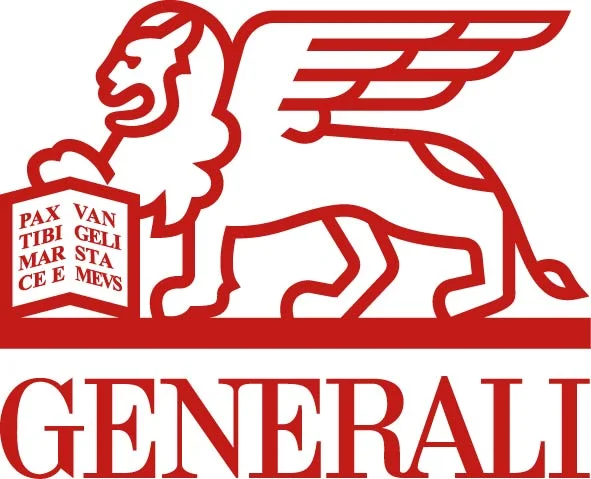 Czerwone logo firmy Generali przedstawiające uskrzydlonego lwa św. Marka. Lew trzyma otwartą księgę z łacińskim napisem „PAX TIBI MARCE EVANGELISTA MEUS”. Pod lwem znajduje się duży, czerwony napis „GENERALI” wykonany szeryfową czcionką.
