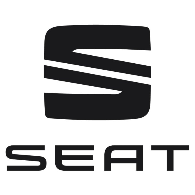 Logo marki SEAT w kolorze czarnym na białym tle. Powyżej znajduje się stylizowana litera "S" z poziomymi nacięciami, a pod nią widnieje nazwa marki zapisana nowoczesną, szeroką czcionką.