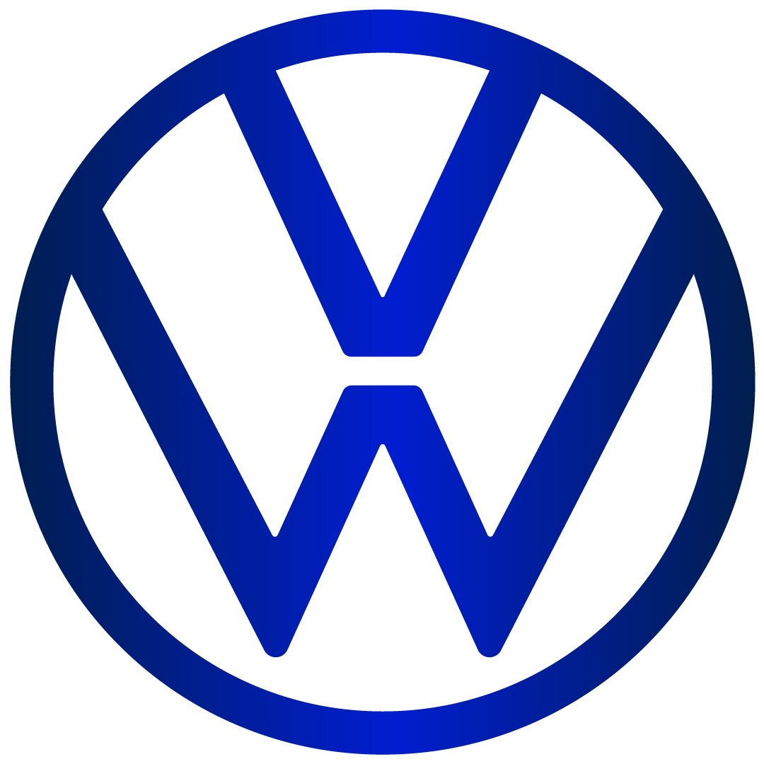 Okrągłe logo marki Volkswagen (VW) w kolorze niebieskim na białym tle. Składa się z nałożonych na siebie liter "V" (na górze) i "W" (na dole), wpisanych w cienką obręcz.